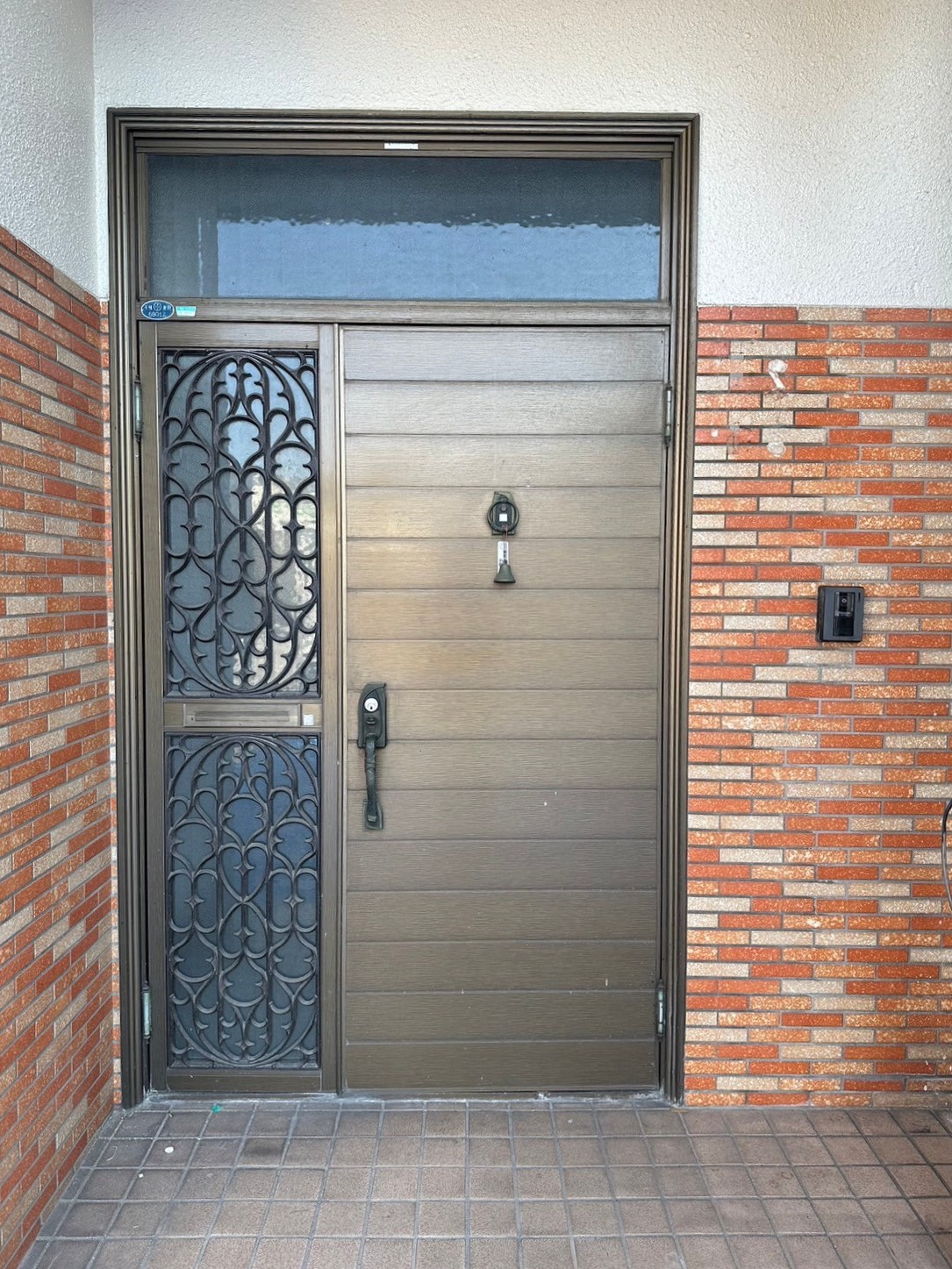 名古屋市玄関リフォーム前のランマありアルミ製の玄関です。